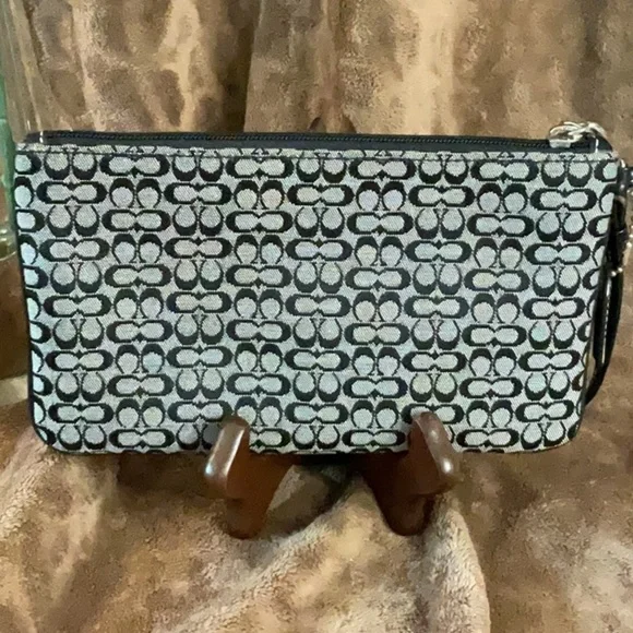 Vintage COACH  Large Wristlet - Picture 4 of 8